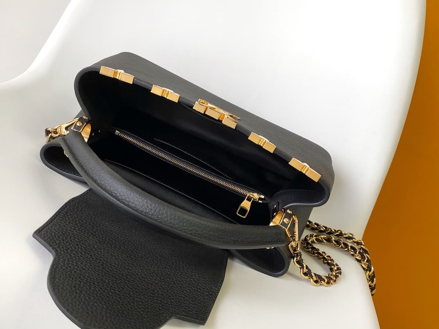 C5128 💰 M10169 M10168 M10167 M10166 High-quality original items; dynamic 163. This medium-sized Capucines handbag is made from rich Taurillon leather, with a glossy shell texture that features the Monogram floral pattern. The elegant colors and delicate f — image 8