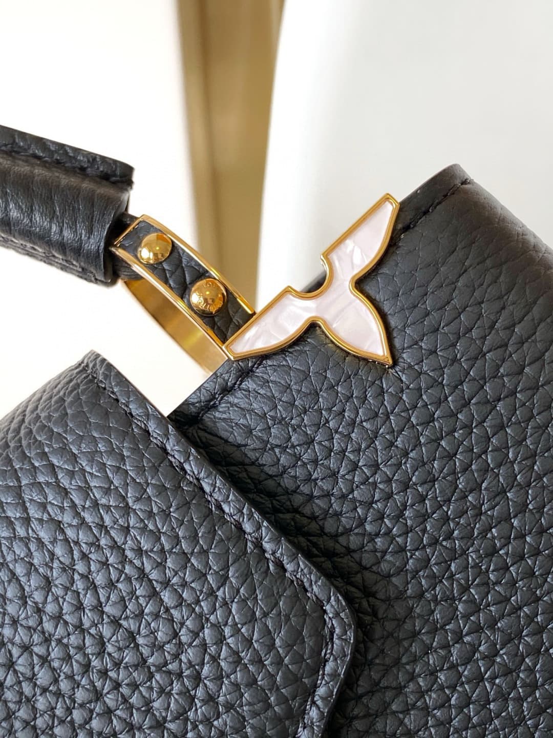 C5129 💰 M10169 M10168 M10167 M10166 High-quality original items; dynamic 163. This medium-sized Capucines handbag is made from rich Taurillon leather, with a shiny shell-like texture on the upper edge, and the Monogram floral pattern adds a elegant touch. — image 5