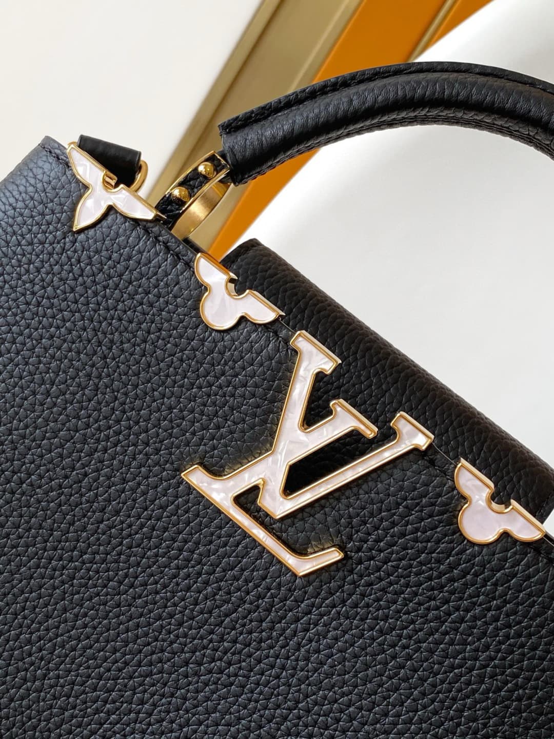 C5129 💰 M10169 M10168 M10167 M10166 High-quality original items; dynamic 163. This medium-sized Capucines handbag is made from rich Taurillon leather, with a shiny shell-like texture on the upper edge, and the Monogram floral pattern adds a elegant touch. — image 4