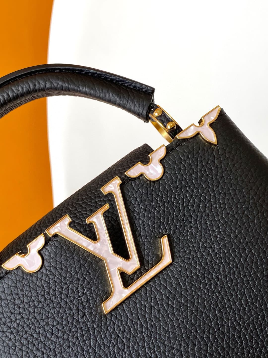 C5130 💰 M10169 M10168 M10167 M10166 High-quality original items; dynamic 163. This medium-sized Capucines handbag is made of rich Taurillon leather, with a glossy shell texture that features the Monogram floral pattern. The elegant colors and delicate flo — image 2