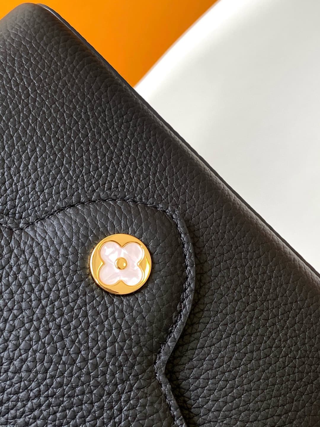 C5130 💰 M10169 M10168 M10167 M10166 High-quality original items; dynamic 163. This medium-sized Capucines handbag is made of rich Taurillon leather, with a glossy shell texture that features the Monogram floral pattern. The elegant colors and delicate flo — image 4