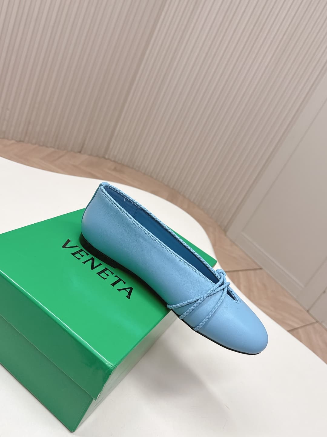 C209 BV 26 new product: Rosa Mary Jane ballet shoes. Bottega Veneta Rosa Mary Jane ballet shoes feature a classic knitting technique – vintage and fun at the same time ✨. With a flat design, they are perfect for daily commuting and casual wear. Comfortabl — image 4