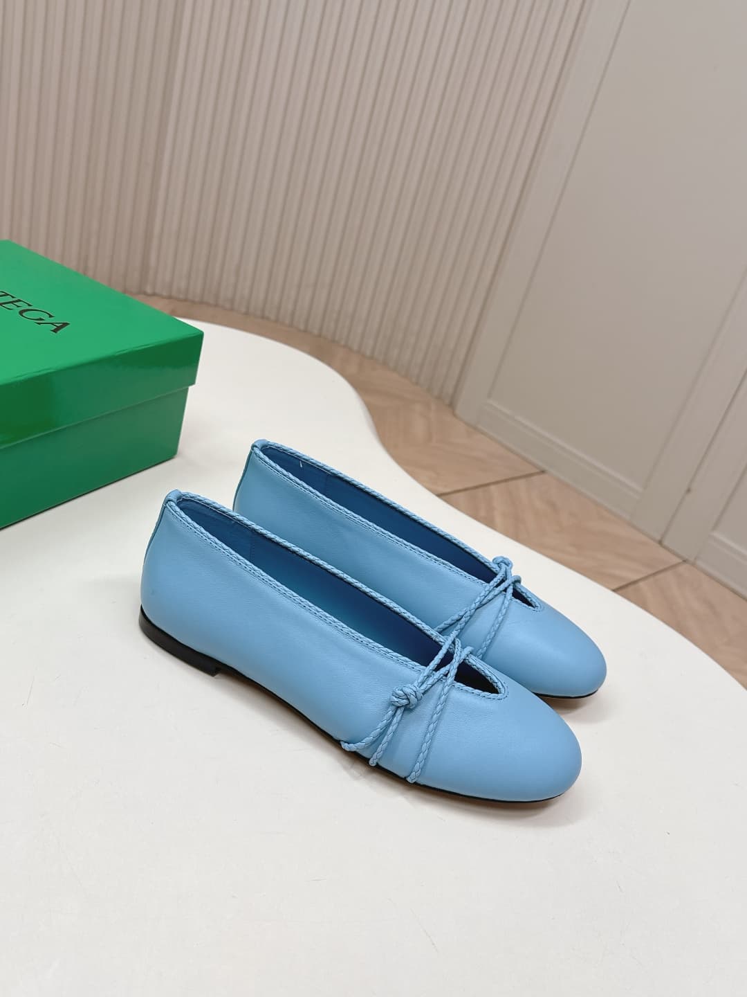 C209 BV 26 new product: Rosa Mary Jane ballet shoes. Bottega Veneta Rosa Mary Jane ballet shoes feature a classic knitting technique – vintage and fun at the same time ✨. With a flat design, they are perfect for daily commuting and casual wear. Comfortabl — image 2