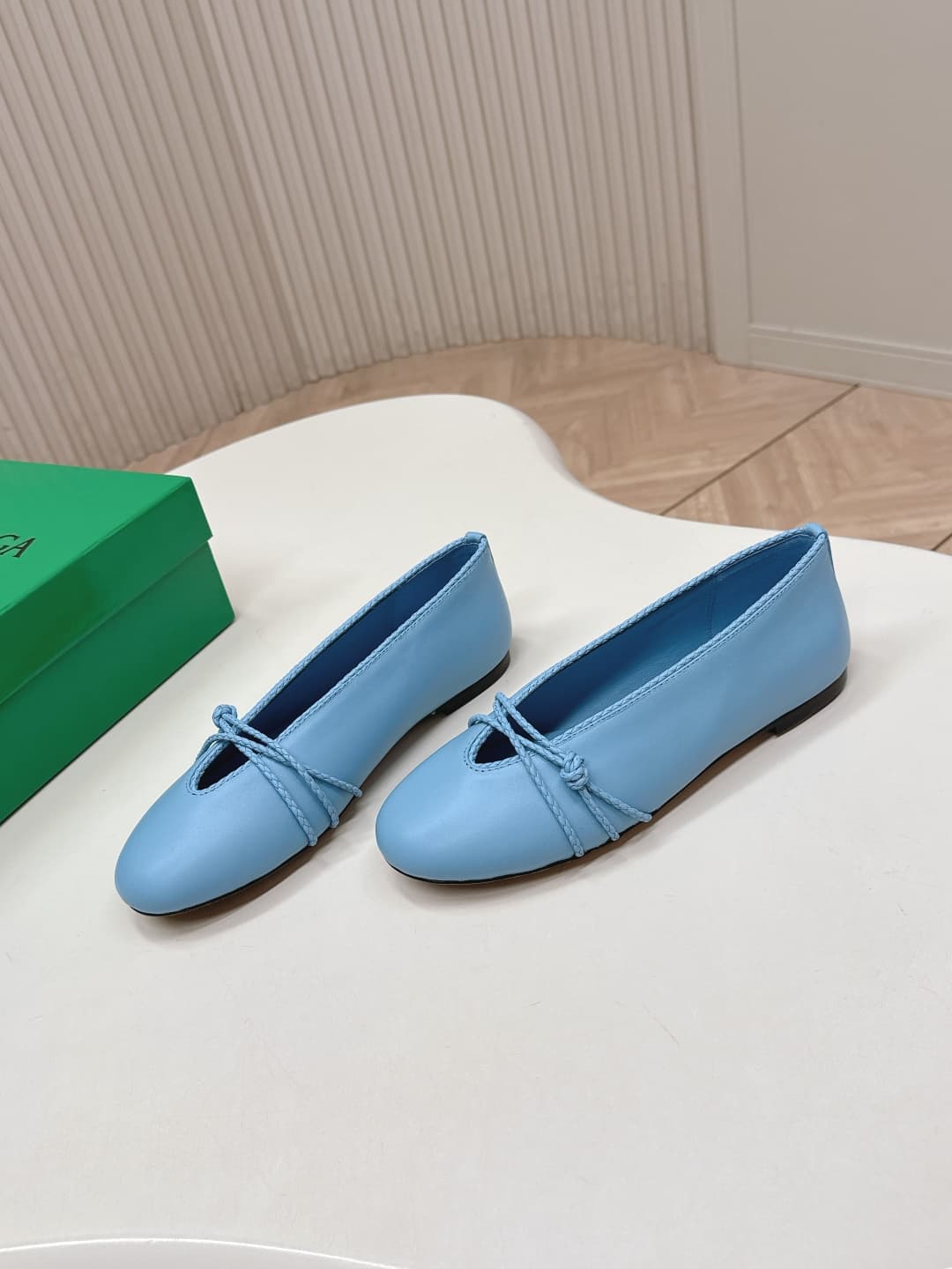 C209 BV 26 new product: Rosa Mary Jane ballet shoes. Bottega Veneta Rosa Mary Jane ballet shoes feature a classic knitting technique – vintage and fun at the same time ✨. With a flat design, they are perfect for daily commuting and casual wear. Comfortabl — image 3