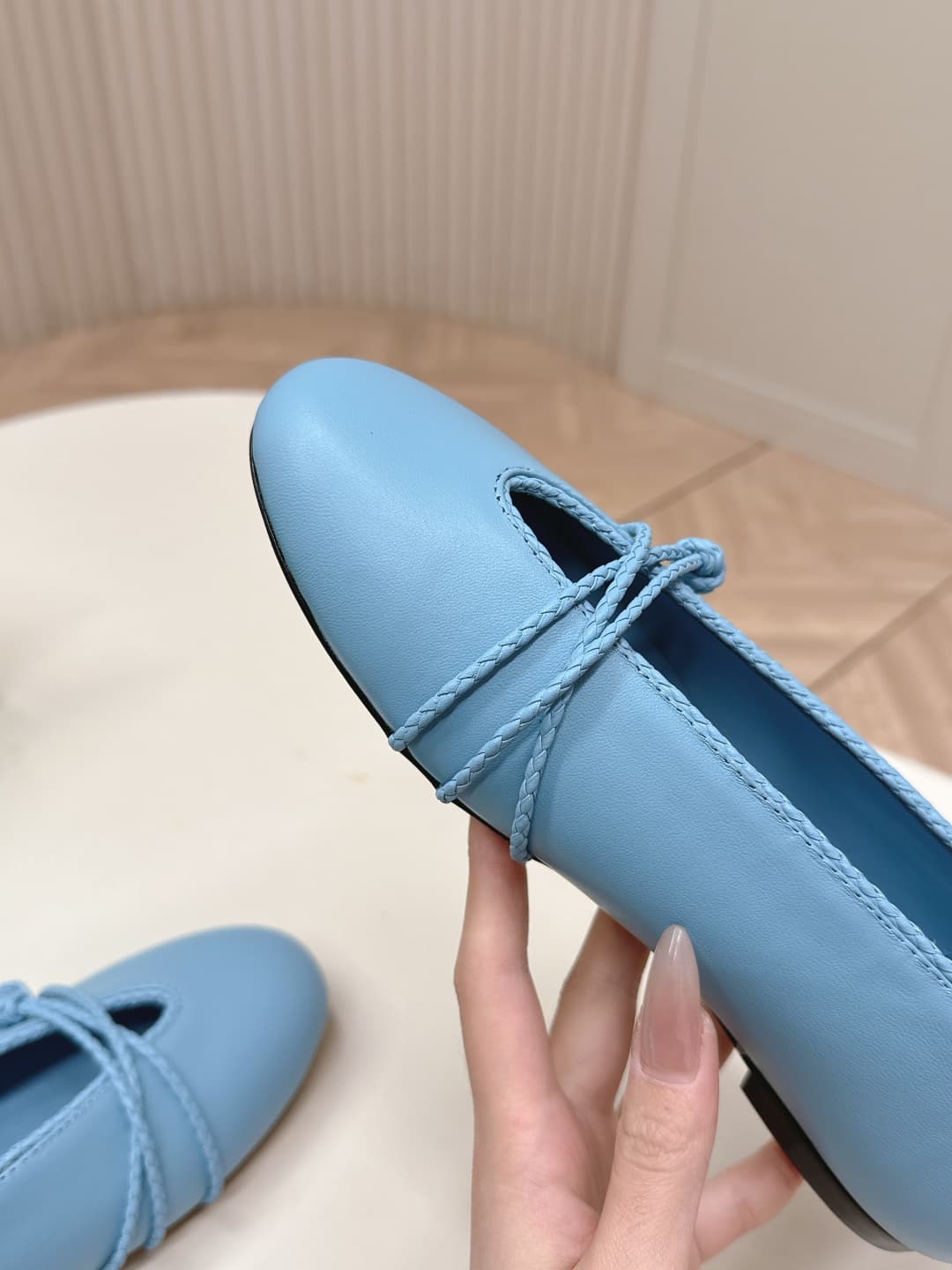 C209 BV 26 new product: Rosa Mary Jane ballet shoes. Bottega Veneta Rosa Mary Jane ballet shoes feature a classic knitting technique – vintage and fun at the same time ✨. With a flat design, they are perfect for daily commuting and casual wear. Comfortabl — image 6