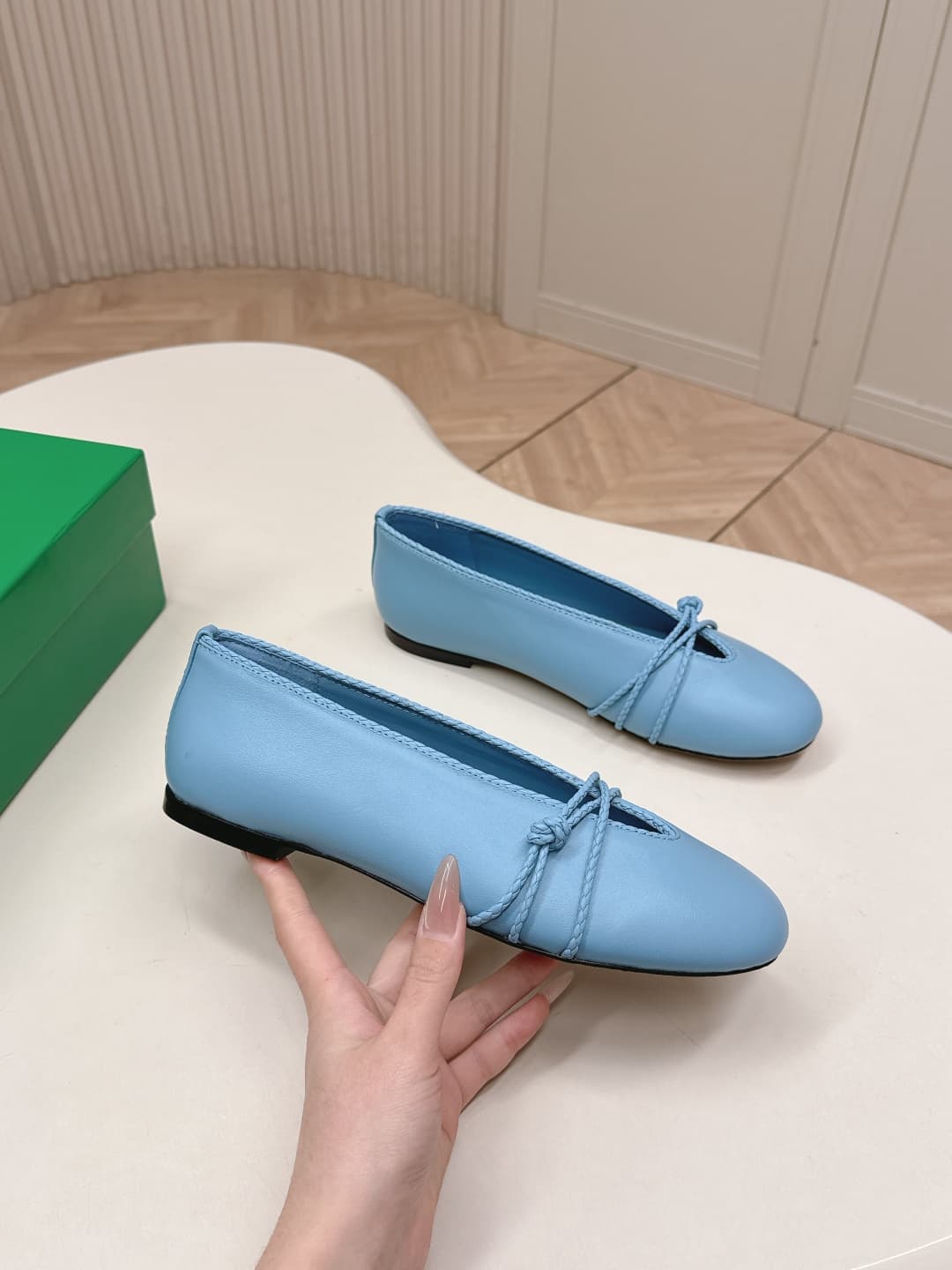 C209 BV 26 new product: Rosa Mary Jane ballet shoes. Bottega Veneta Rosa Mary Jane ballet shoes feature a classic knitting technique – vintage and fun at the same time ✨. With a flat design, they are perfect for daily commuting and casual wear. Comfortabl — image 5