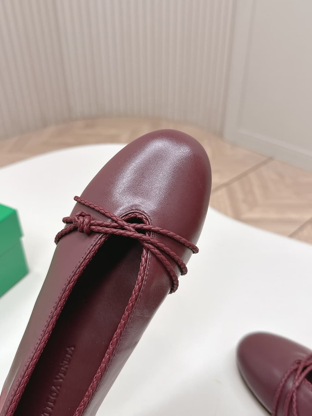 C208 BV 26 new product: Rosa Mary Jane ballet shoes. Bottega Veneta Rosa Mary Jane ballet shoes feature classic knitting techniques—vintage and playful ✨. With a flat design, they are perfect for daily commuting and casual wear. Comfortable and non-irrita — image 6