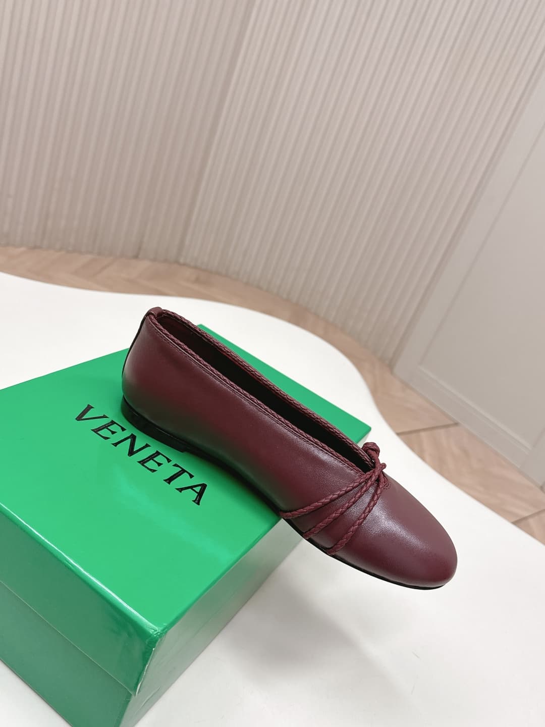 C208 BV 26 new product: Rosa Mary Jane ballet shoes. Bottega Veneta Rosa Mary Jane ballet shoes feature classic knitting techniques—vintage and playful ✨. With a flat design, they are perfect for daily commuting and casual wear. Comfortable and non-irrita — image 4