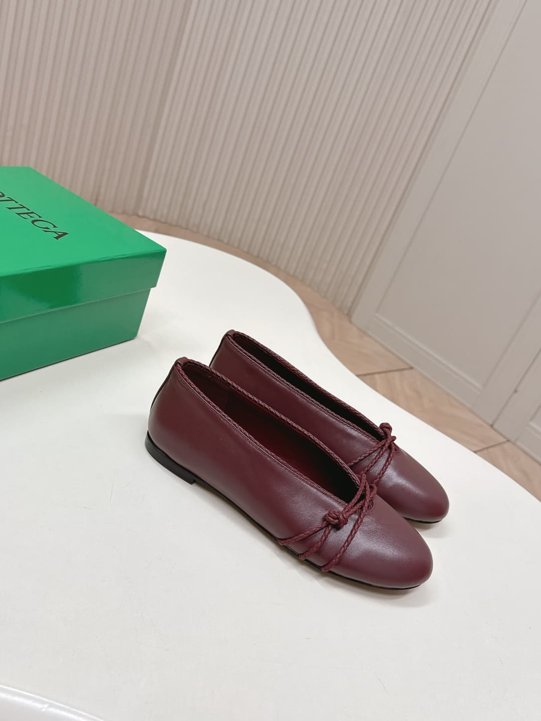 C208 BV 26 new product: Rosa Mary Jane ballet shoes. Bottega Veneta Rosa Mary Jane ballet shoes feature classic knitting techniques—vintage and playful ✨. With a flat design, they are perfect for daily commuting and casual wear. Comfortable and non-irrita — image 2