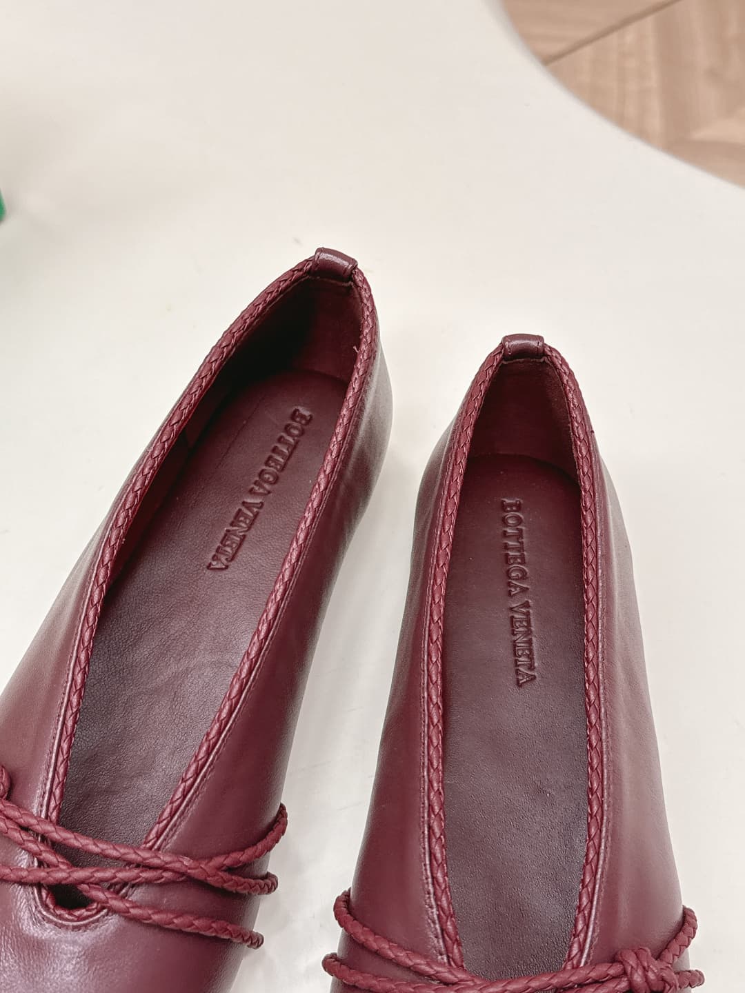 C208 BV 26 new product: Rosa Mary Jane ballet shoes. Bottega Veneta Rosa Mary Jane ballet shoes feature classic knitting techniques—vintage and playful ✨. With a flat design, they are perfect for daily commuting and casual wear. Comfortable and non-irrita — image 8