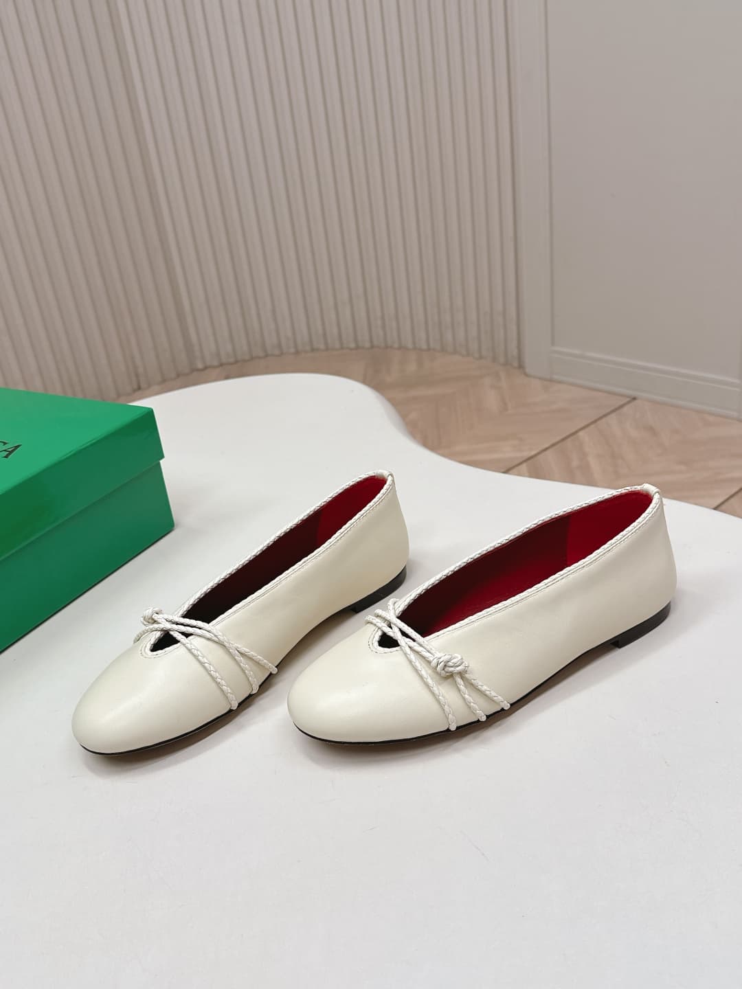 C207 BV 26 new product: Rosa Mary Jane ballet shoes. Bottega Veneta Rosa Mary Jane ballet shoes feature classic knitting techniques—vintage and fun at the same time ✨. With a flat design, they are perfect for daily commuting or casual wear. Comfortable an — image 3
