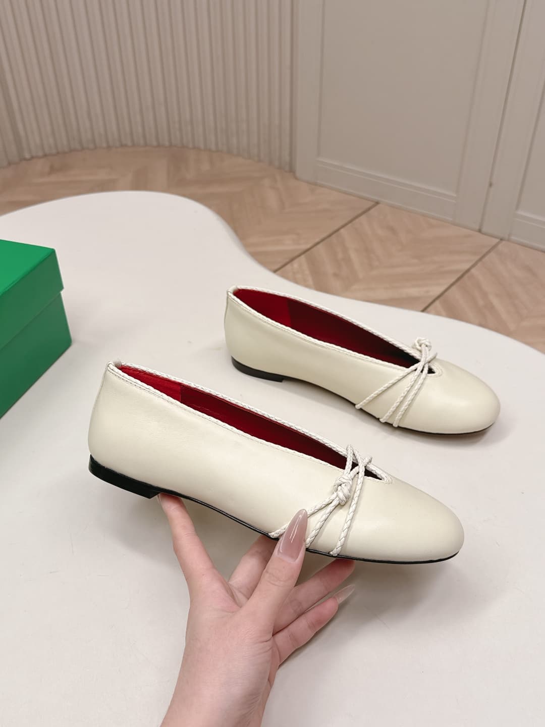C207 BV 26 new product: Rosa Mary Jane ballet shoes. Bottega Veneta Rosa Mary Jane ballet shoes feature classic knitting techniques—vintage and fun at the same time ✨. With a flat design, they are perfect for daily commuting or casual wear. Comfortable an — image 5
