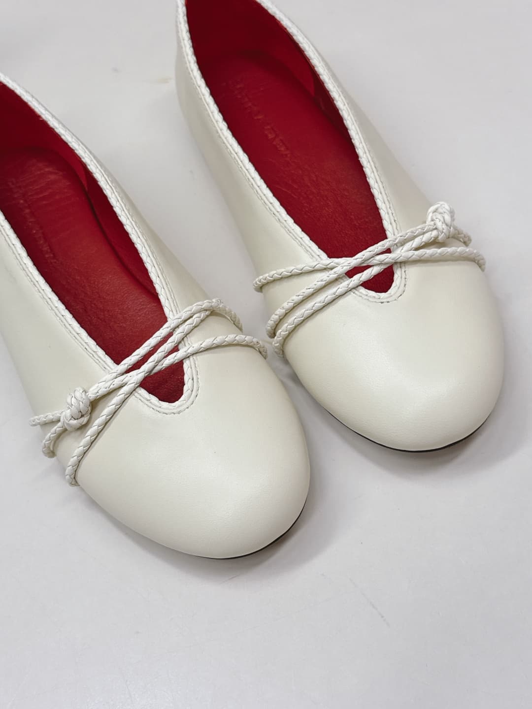 C207 BV 26 new product: Rosa Mary Jane ballet shoes. Bottega Veneta Rosa Mary Jane ballet shoes feature classic knitting techniques—vintage and fun at the same time ✨. With a flat design, they are perfect for daily commuting or casual wear. Comfortable an — image 6