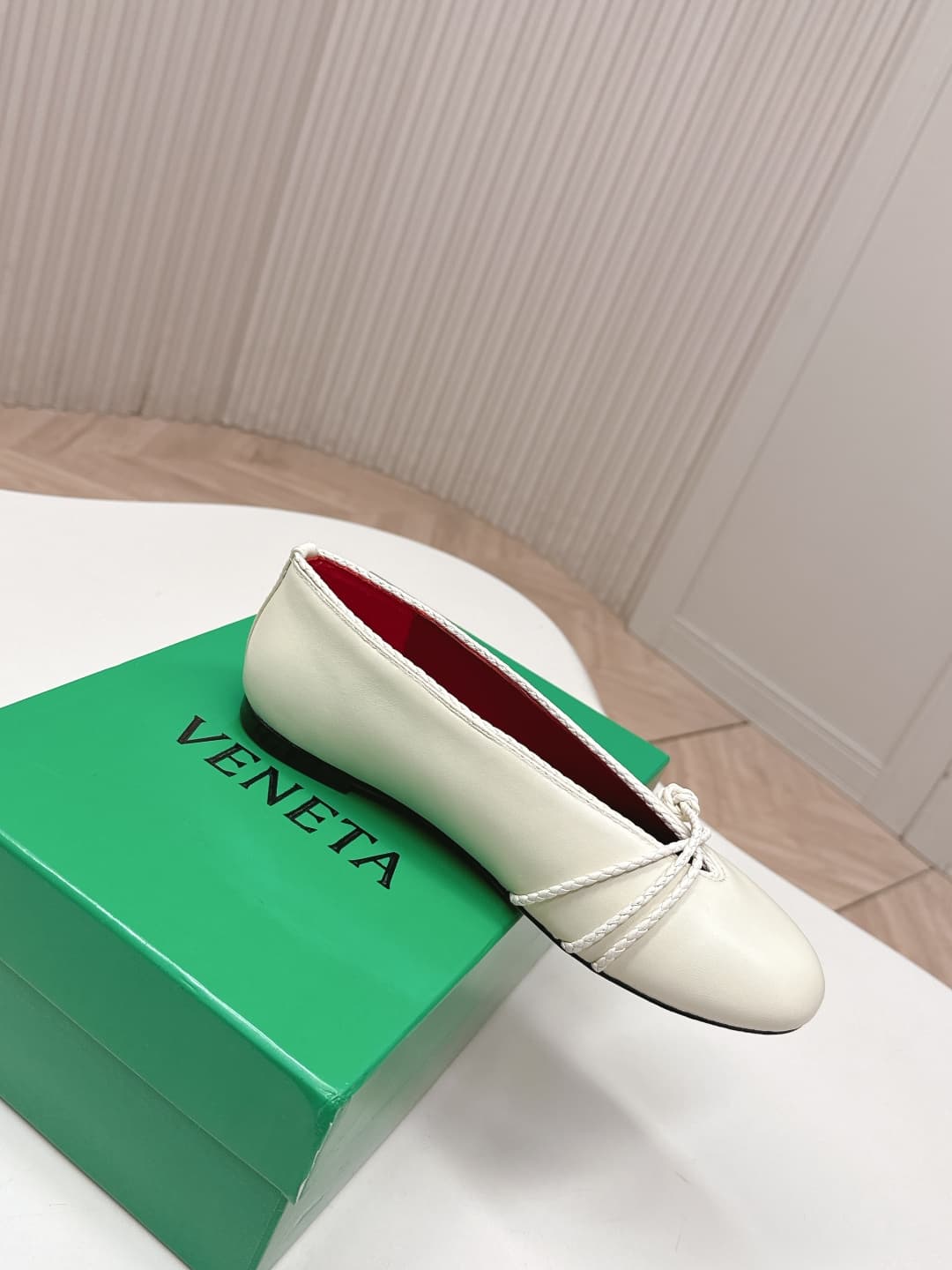 C207 BV 26 new product: Rosa Mary Jane ballet shoes. Bottega Veneta Rosa Mary Jane ballet shoes feature classic knitting techniques—vintage and fun at the same time ✨. With a flat design, they are perfect for daily commuting or casual wear. Comfortable an — image 4