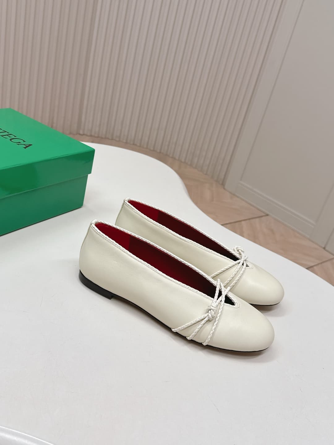 C207 BV 26 new product: Rosa Mary Jane ballet shoes. Bottega Veneta Rosa Mary Jane ballet shoes feature classic knitting techniques—vintage and fun at the same time ✨. With a flat design, they are perfect for daily commuting or casual wear. Comfortable an — image 2