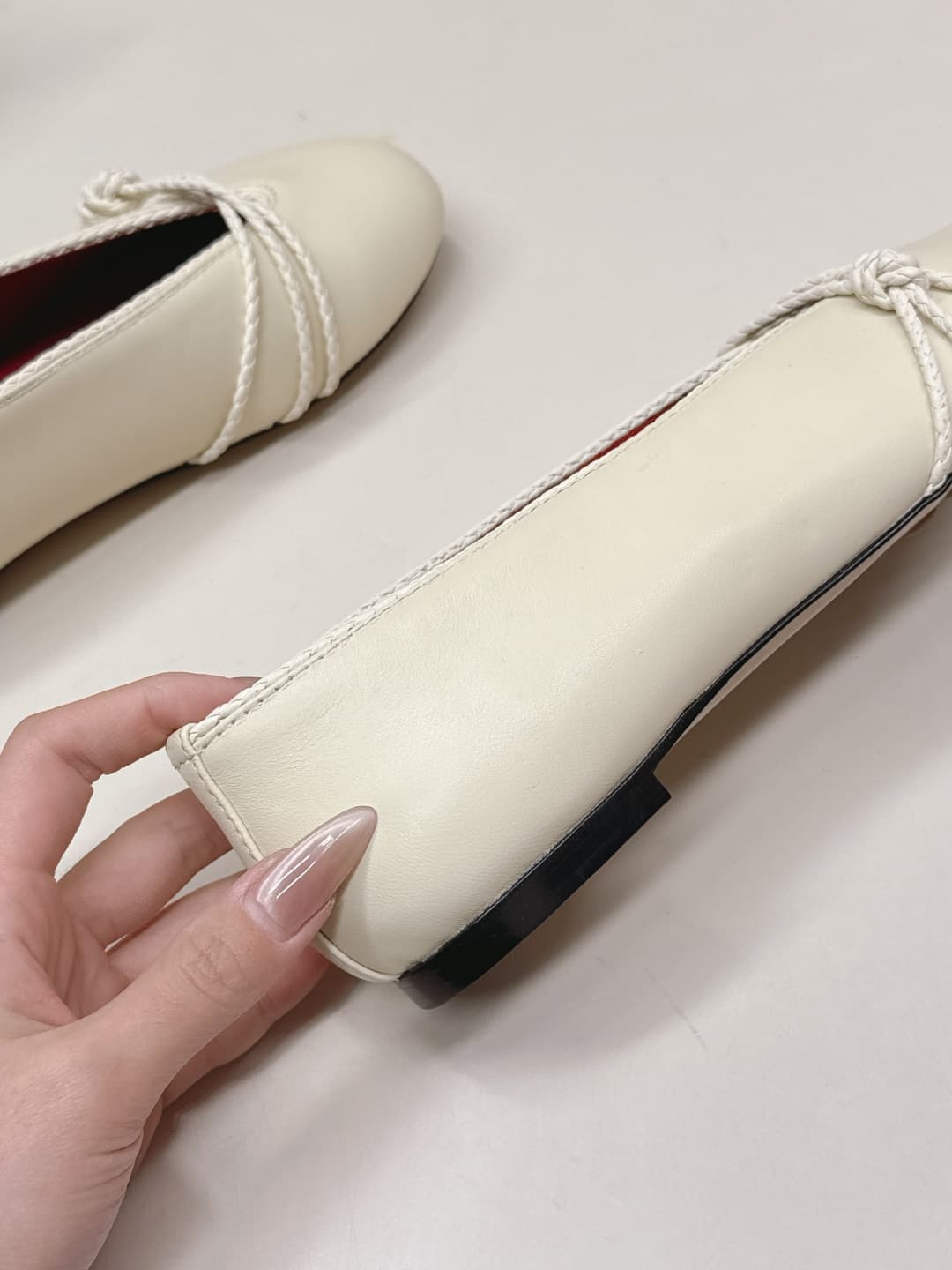 C207 BV 26 new product: Rosa Mary Jane ballet shoes. Bottega Veneta Rosa Mary Jane ballet shoes feature classic knitting techniques—vintage and fun at the same time ✨. With a flat design, they are perfect for daily commuting or casual wear. Comfortable an — image 7