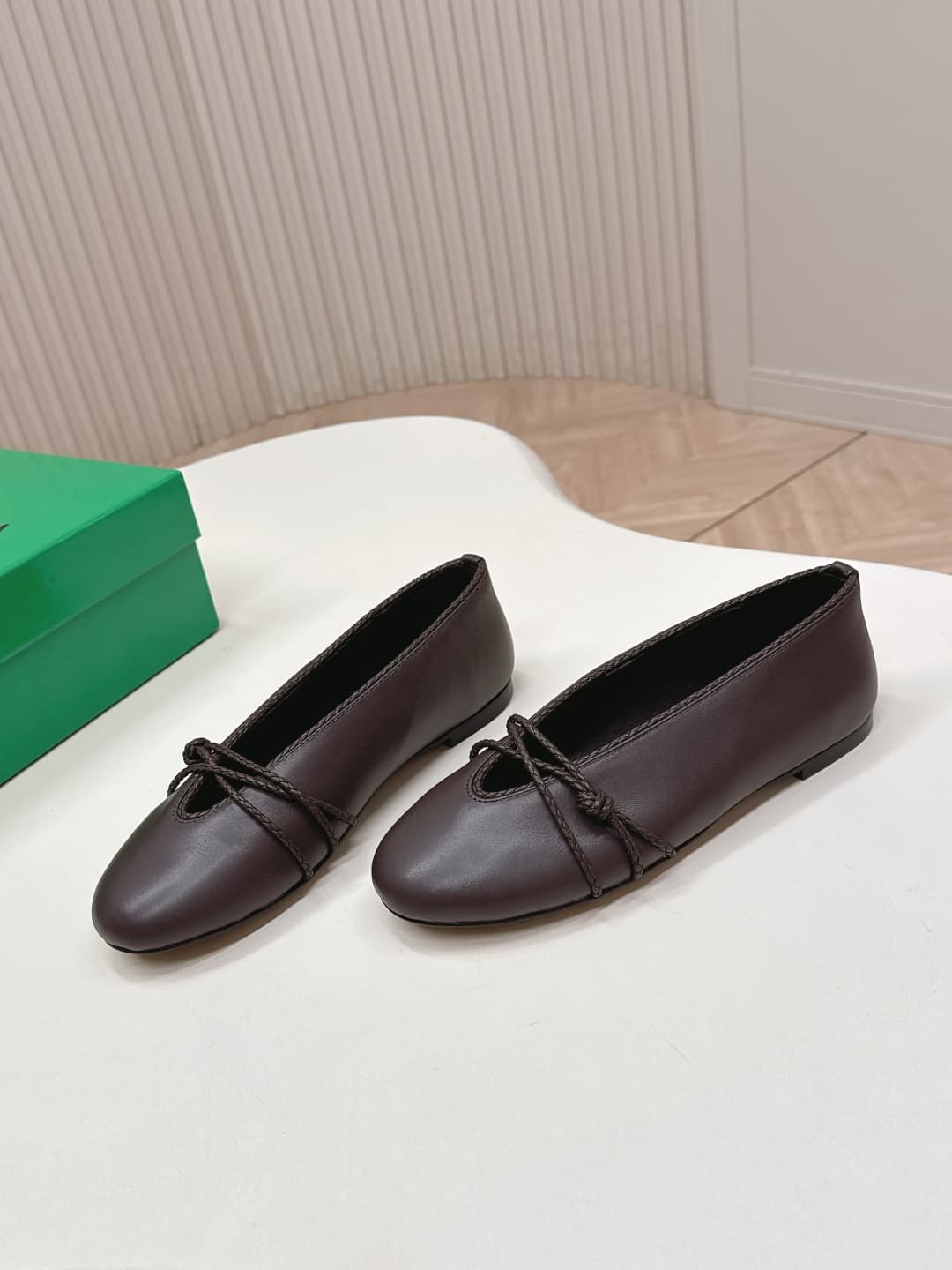 C206 BV 26 new product: Rosa Mary Jane ballet shoes. Bottega Veneta Rosa Mary Jane ballet shoes feature classic knitting techniques—vintage and playful✨. With a flat design, they are perfect for daily commuting and casual wear. Comfortable and non-squeaky — image 3
