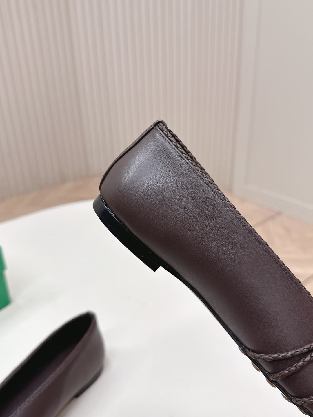 C206 BV 26 new product: Rosa Mary Jane ballet shoes. Bottega Veneta Rosa Mary Jane ballet shoes feature classic knitting techniques—vintage and playful✨. With a flat design, they are perfect for daily commuting and casual wear. Comfortable and non-squeaky — image 7