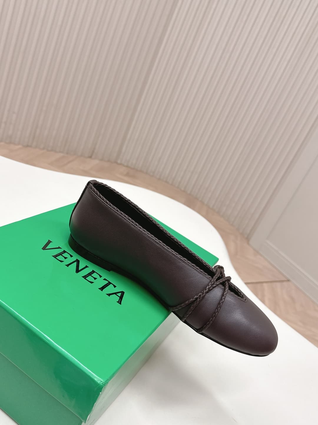 C206 BV 26 new product: Rosa Mary Jane ballet shoes. Bottega Veneta Rosa Mary Jane ballet shoes feature classic knitting techniques—vintage and playful✨. With a flat design, they are perfect for daily commuting and casual wear. Comfortable and non-squeaky — image 4
