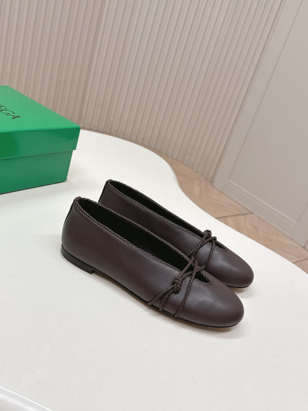 C206 BV 26 new product: Rosa Mary Jane ballet shoes. Bottega Veneta Rosa Mary Jane ballet shoes feature classic knitting techniques—vintage and playful✨. With a flat design, they are perfect for daily commuting and casual wear. Comfortable and non-squeaky — image 2
