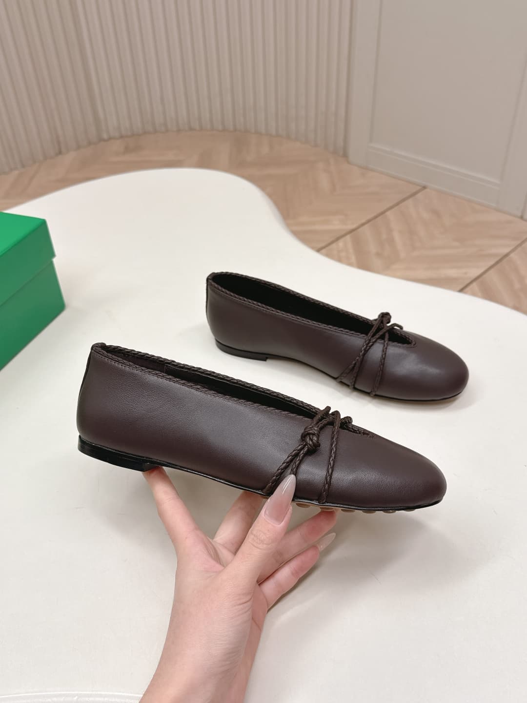 C206 BV 26 new product: Rosa Mary Jane ballet shoes. Bottega Veneta Rosa Mary Jane ballet shoes feature classic knitting techniques—vintage and playful✨. With a flat design, they are perfect for daily commuting and casual wear. Comfortable and non-squeaky — image 5