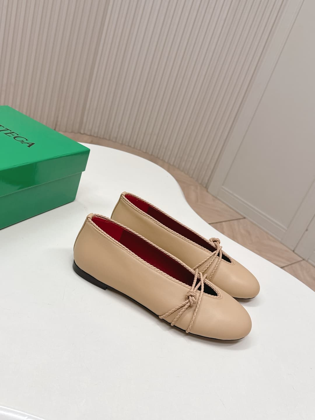 C205 BV 26 new product: Rosa Mary Jane ballet shoes. Bottega Veneta Rosa Mary Jane ballet shoes feature classic knitting techniques—vintage and playful ✨. With a flat design, they are perfect for daily commuting and casual wear. Comfortable and non-slip,  — image 2
