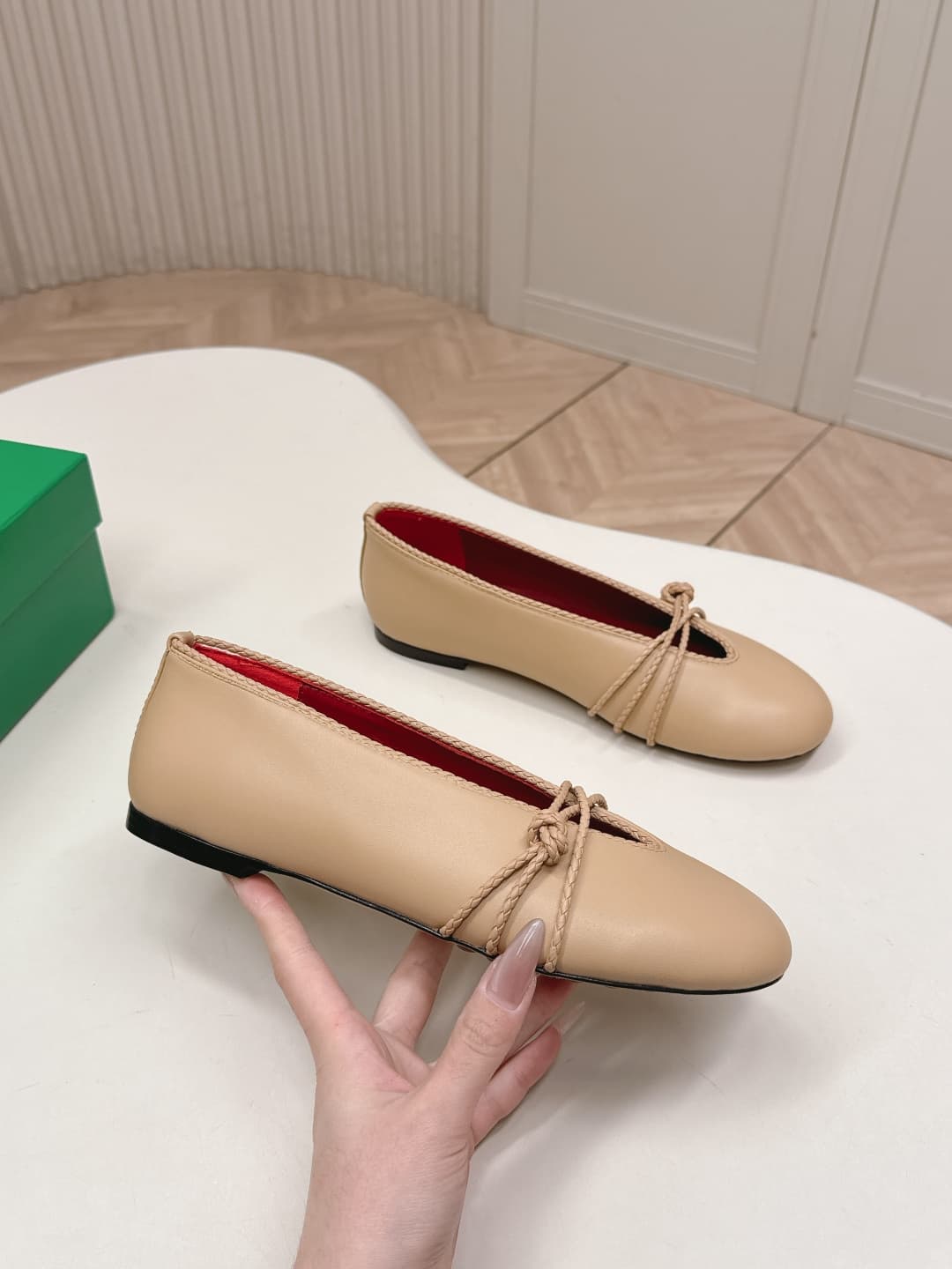 C205 BV 26 new product: Rosa Mary Jane ballet shoes. Bottega Veneta Rosa Mary Jane ballet shoes feature classic knitting techniques—vintage and playful ✨. With a flat design, they are perfect for daily commuting and casual wear. Comfortable and non-slip,  — image 5