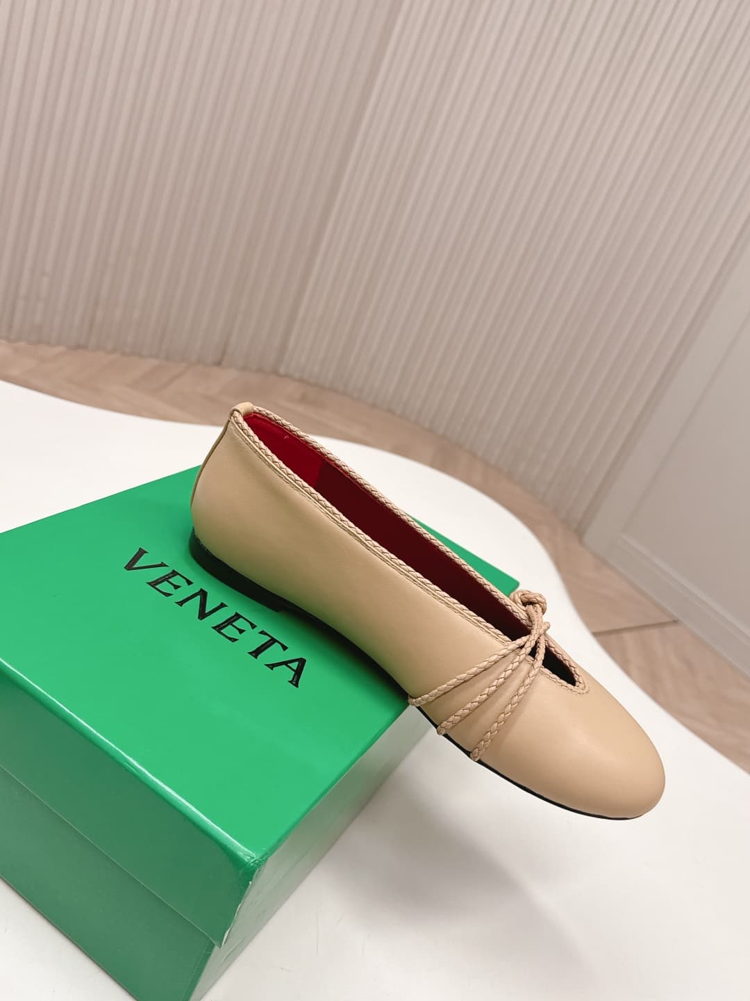 C205 BV 26 new product: Rosa Mary Jane ballet shoes. Bottega Veneta Rosa Mary Jane ballet shoes feature classic knitting techniques—vintage and playful ✨. With a flat design, they are perfect for daily commuting and casual wear. Comfortable and non-slip,  — image 4