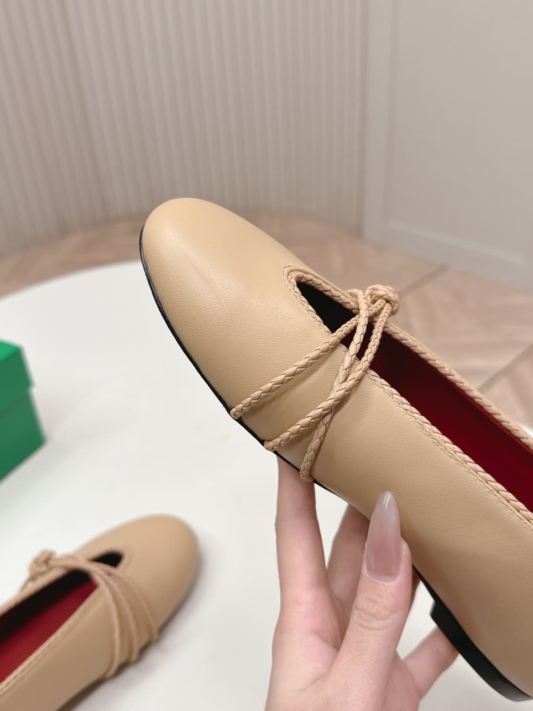 C205 BV 26 new product: Rosa Mary Jane ballet shoes. Bottega Veneta Rosa Mary Jane ballet shoes feature classic knitting techniques—vintage and playful ✨. With a flat design, they are perfect for daily commuting and casual wear. Comfortable and non-slip,  — image 6