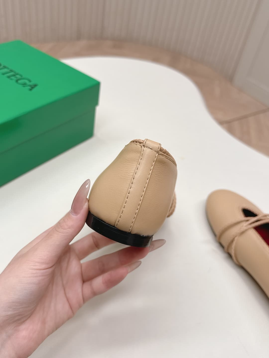 C205 BV 26 new product: Rosa Mary Jane ballet shoes. Bottega Veneta Rosa Mary Jane ballet shoes feature classic knitting techniques—vintage and playful ✨. With a flat design, they are perfect for daily commuting and casual wear. Comfortable and non-slip,  — image 7