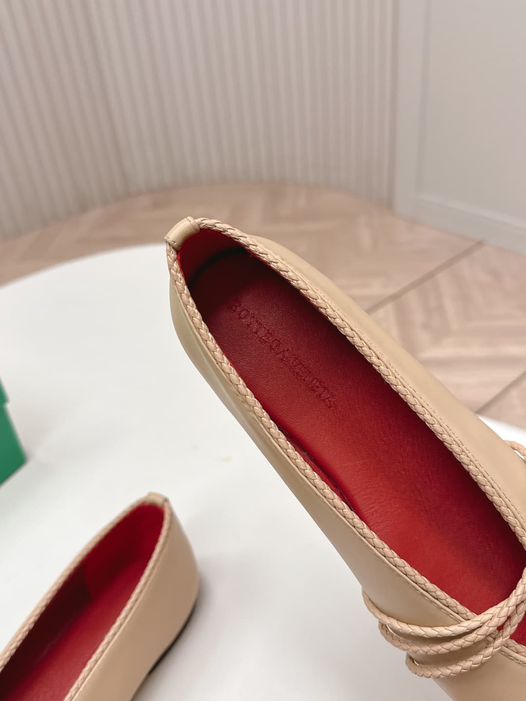 C205 BV 26 new product: Rosa Mary Jane ballet shoes. Bottega Veneta Rosa Mary Jane ballet shoes feature classic knitting techniques—vintage and playful ✨. With a flat design, they are perfect for daily commuting and casual wear. Comfortable and non-slip,  — image 8