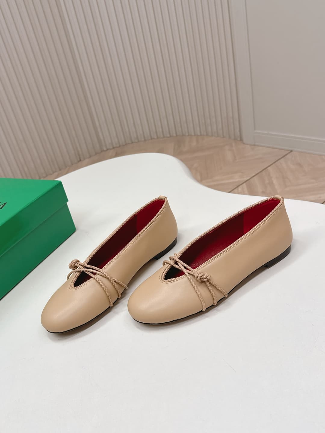 C205 BV 26 new product: Rosa Mary Jane ballet shoes. Bottega Veneta Rosa Mary Jane ballet shoes feature classic knitting techniques—vintage and playful ✨. With a flat design, they are perfect for daily commuting and casual wear. Comfortable and non-slip,  — image 3
