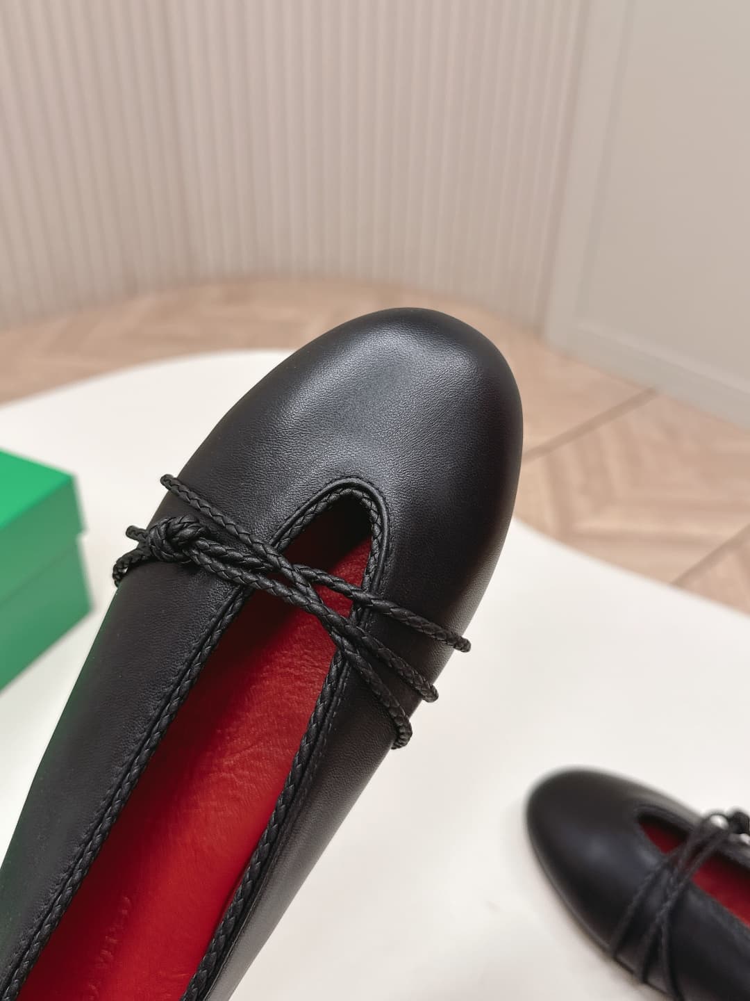 C204 BV 26 new product: Rosa Mary Jane ballet shoes. Bottega Veneta Rosa Mary Jane ballet shoes feature a classic knitting technique—vintage and playful ✨. With a flat design, they are perfect for daily commuting and casual wear. Comfortable and non-squea — image 6