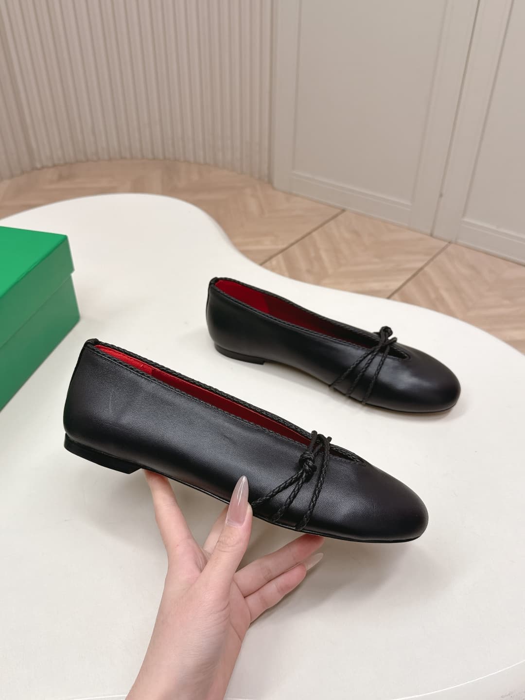 C204 BV 26 new product: Rosa Mary Jane ballet shoes. Bottega Veneta Rosa Mary Jane ballet shoes feature a classic knitting technique—vintage and playful ✨. With a flat design, they are perfect for daily commuting and casual wear. Comfortable and non-squea — image 5