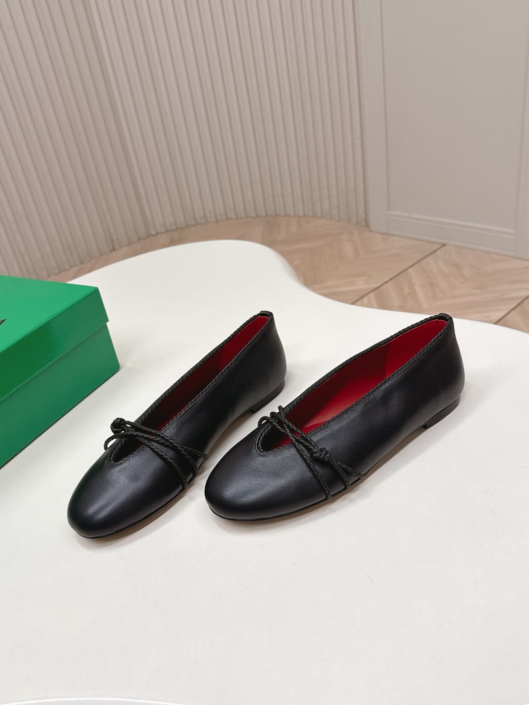 C204 BV 26 new product: Rosa Mary Jane ballet shoes. Bottega Veneta Rosa Mary Jane ballet shoes feature a classic knitting technique—vintage and playful ✨. With a flat design, they are perfect for daily commuting and casual wear. Comfortable and non-squea — image 3