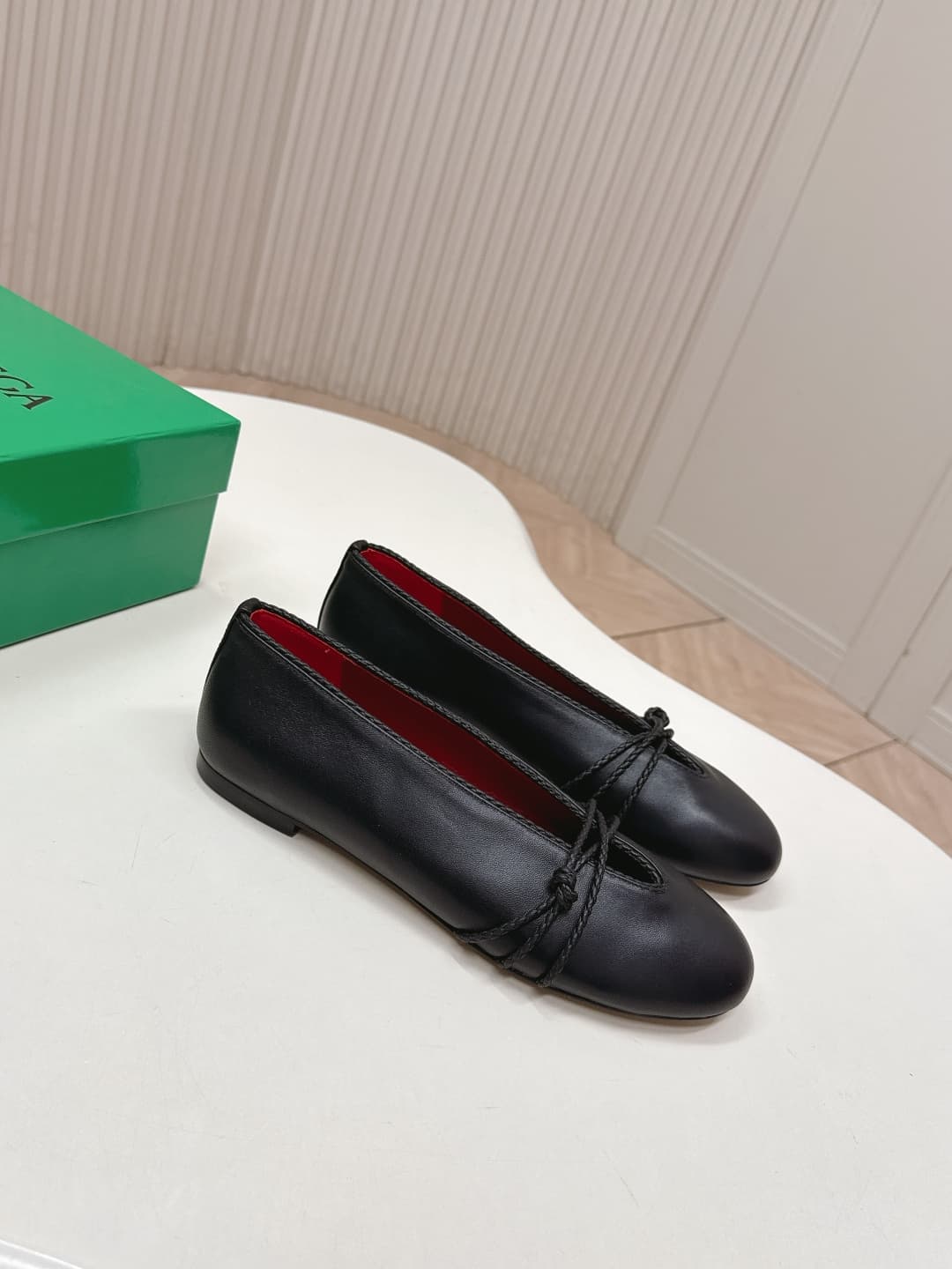C204 BV 26 new product: Rosa Mary Jane ballet shoes. Bottega Veneta Rosa Mary Jane ballet shoes feature a classic knitting technique—vintage and playful ✨. With a flat design, they are perfect for daily commuting and casual wear. Comfortable and non-squea — image 2
