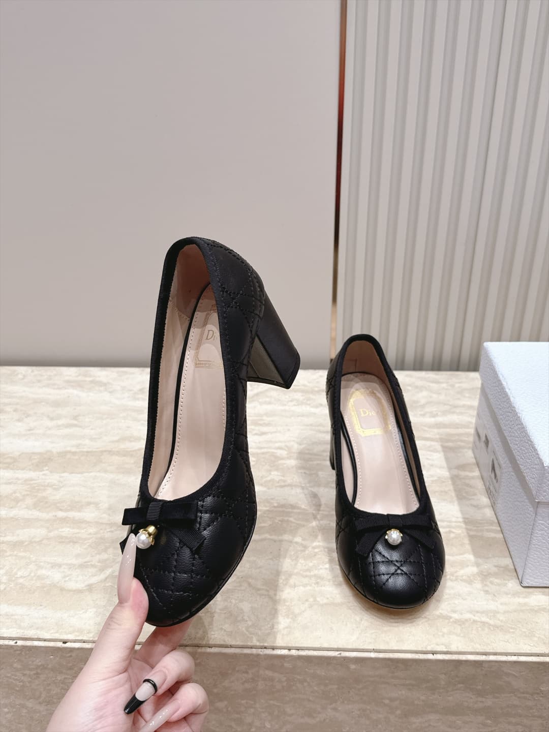 D5918 Dior 26ss Early Autumn Collection – New Embroidered Pearl Bows Mid-Calf Shoes — image 3