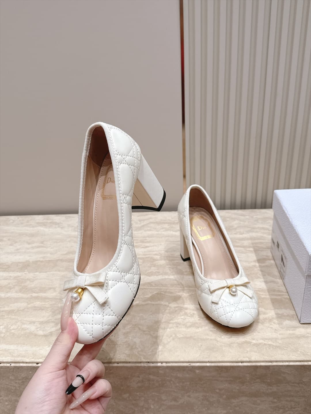 D5916 Dior 26ss Early Autumn Collection – New design straps, pearls, and bow details mid-calf shoes — image 3