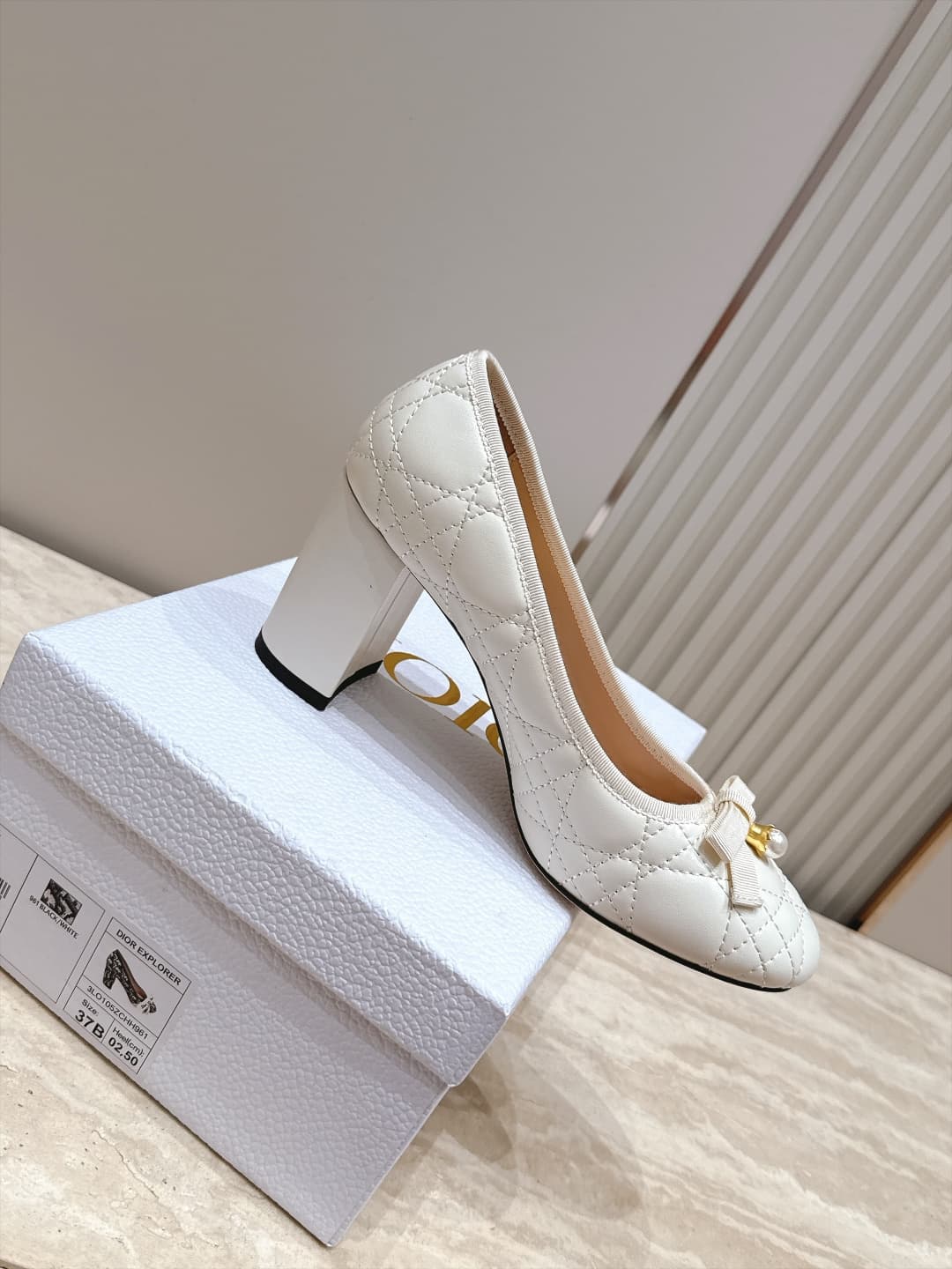 D5916 Dior 26ss Early Autumn Collection – New design straps, pearls, and bow details mid-calf shoes — image 4