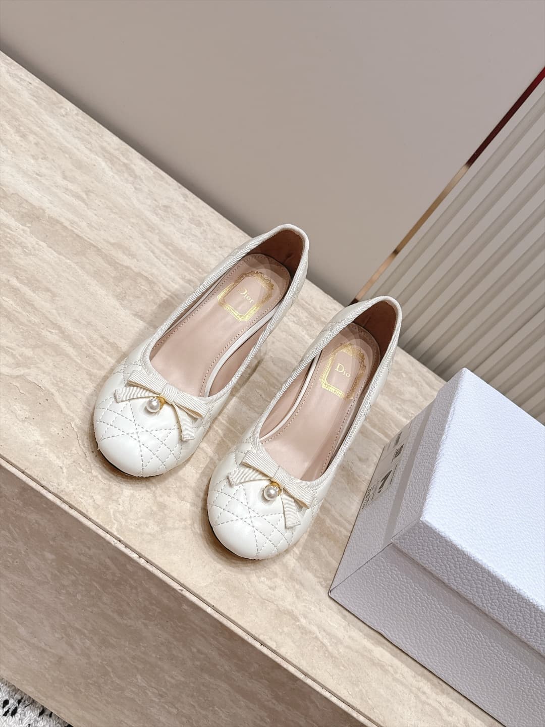 D5916 Dior 26ss Early Autumn Collection – New design straps, pearls, and bow details mid-calf shoes — image 2