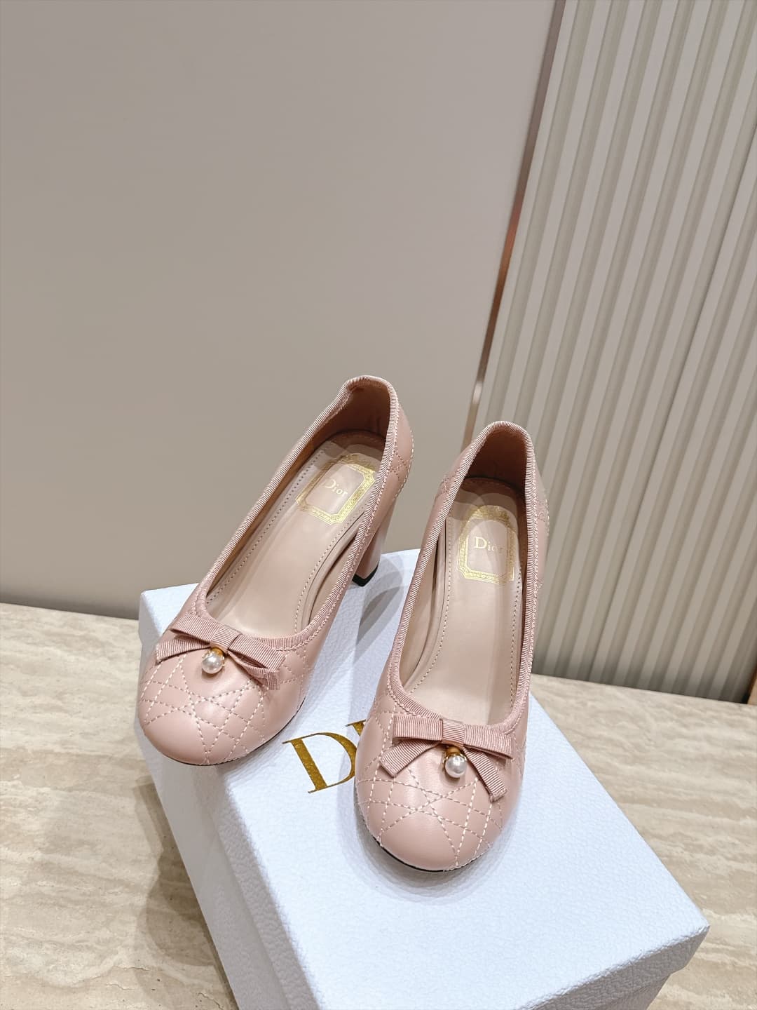 D5917 Dior 26ss Early Autumn Collection – New fabric belt pearl bow mid-calf shoes — image 5