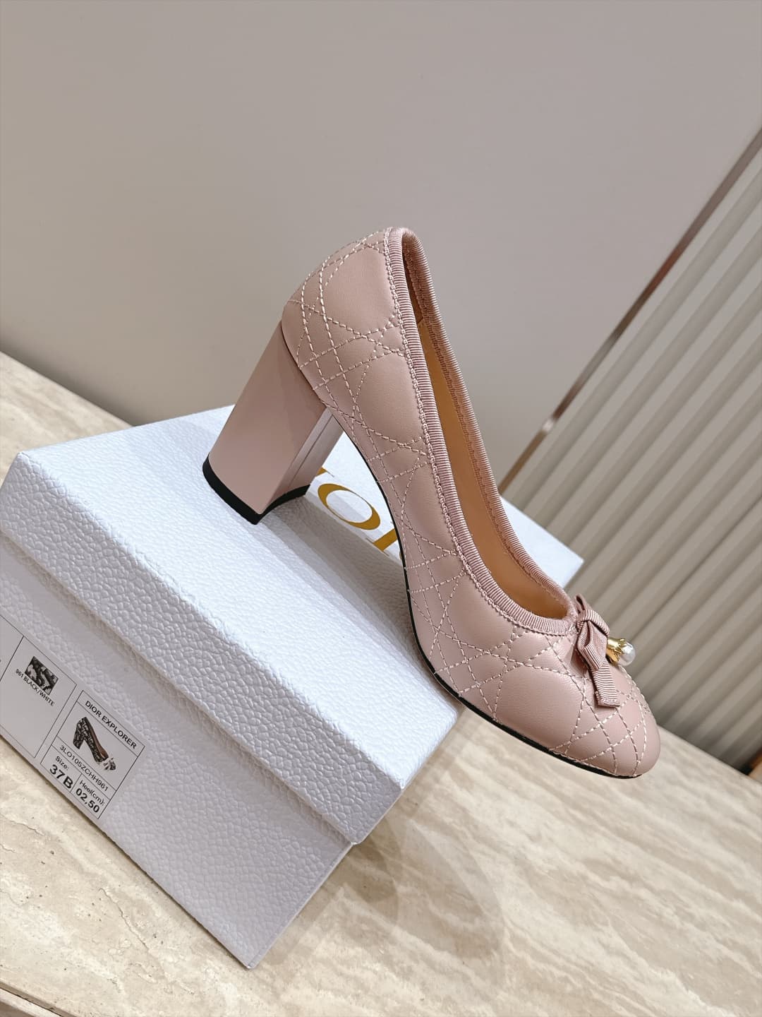 D5917 Dior 26ss Early Autumn Collection – New fabric belt pearl bow mid-calf shoes — image 4