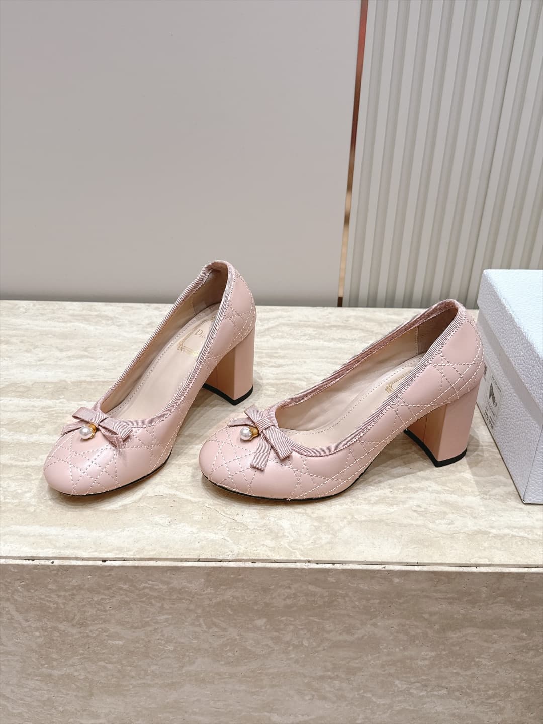 D5917 Dior 26ss Early Autumn Collection – New fabric belt pearl bow mid-calf shoes — image 1