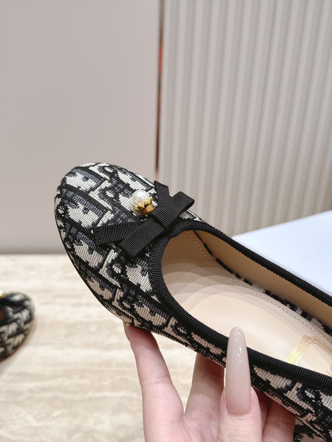 D5915 Dior 26ss Early Autumn Collection – New fabric belt pearl bow mid-calf shoes — image 5