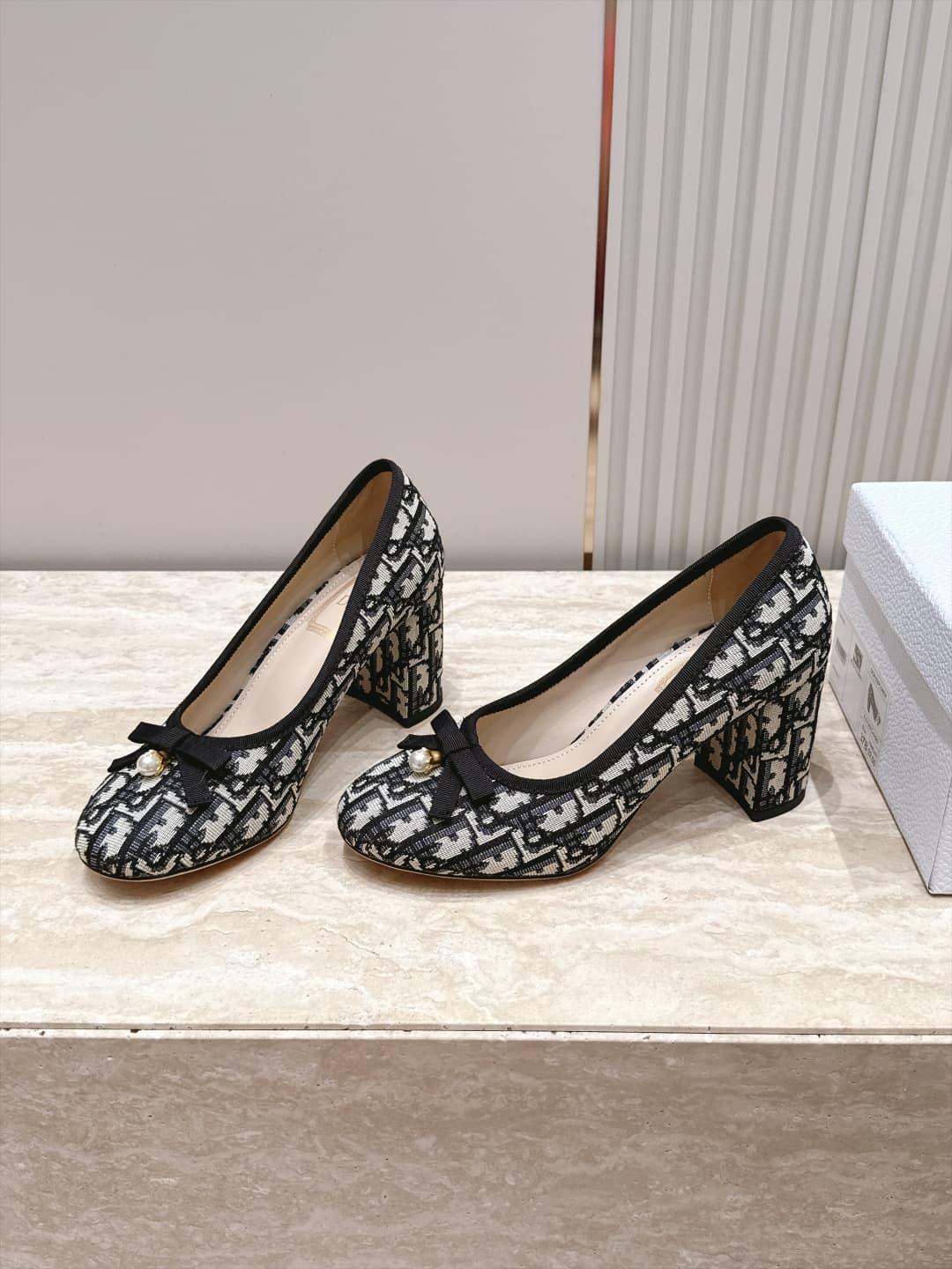 D5915 Dior 26ss Early Autumn Collection – New fabric belt pearl bow mid-calf shoes — image 1