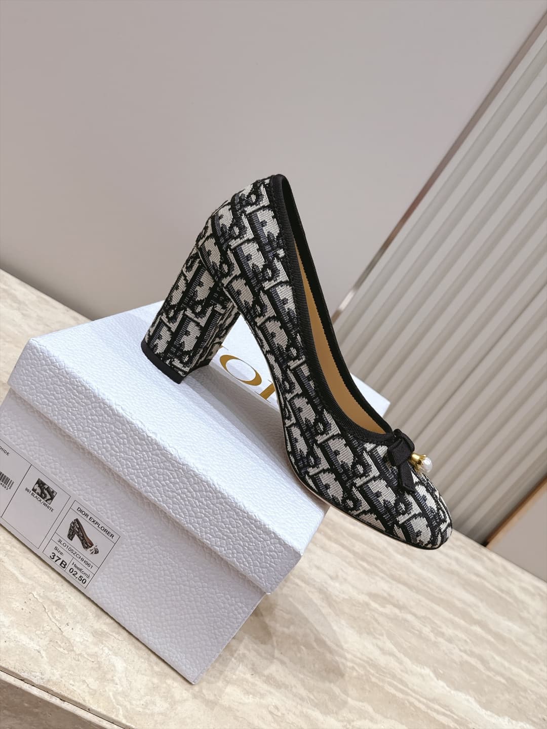 D5915 Dior 26ss Early Autumn Collection – New fabric belt pearl bow mid-calf shoes — image 4