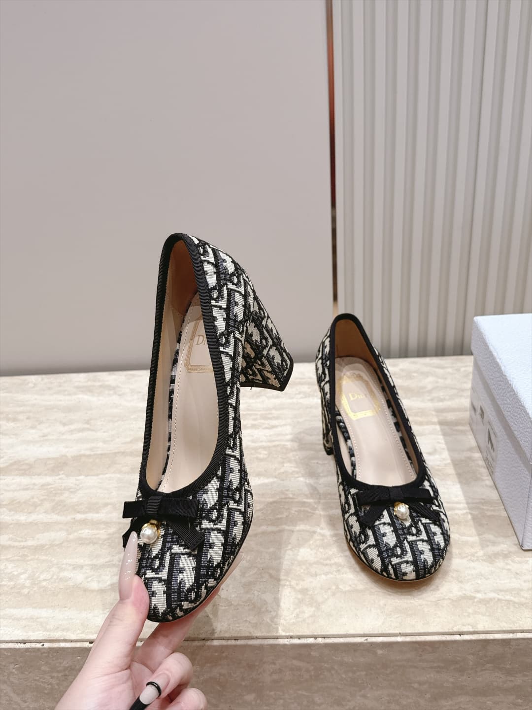 D5915 Dior 26ss Early Autumn Collection – New fabric belt pearl bow mid-calf shoes — image 3