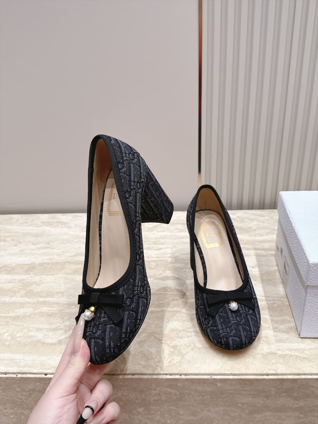 D5914 Dior 26ss Early Autumn Collection – New design with ribbed straps and pearl bow accents, mid-calf shoes — image 3