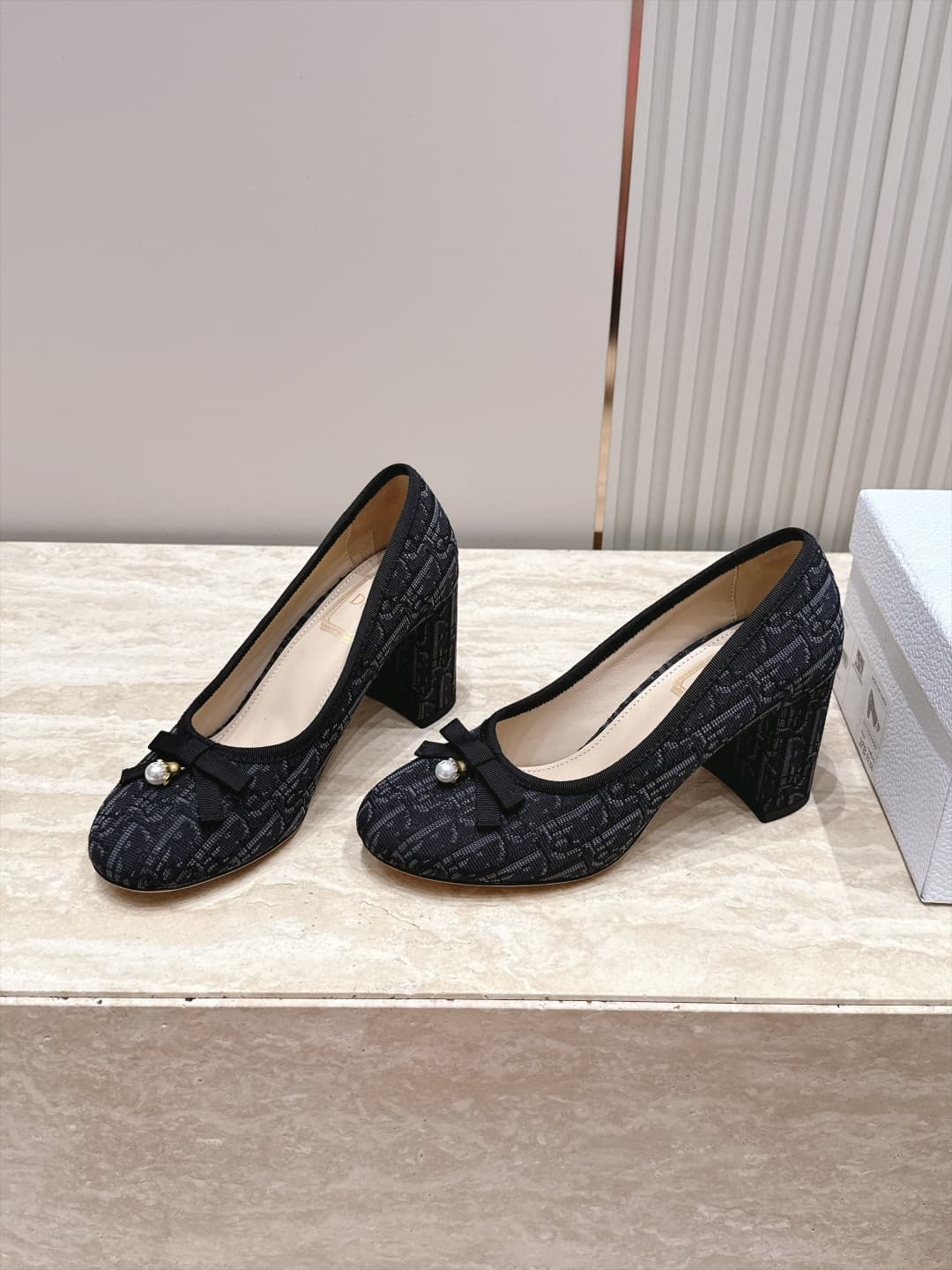 D5914 Dior 26ss Early Autumn Collection – New design with ribbed straps and pearl bow accents, mid-calf shoes — image 1