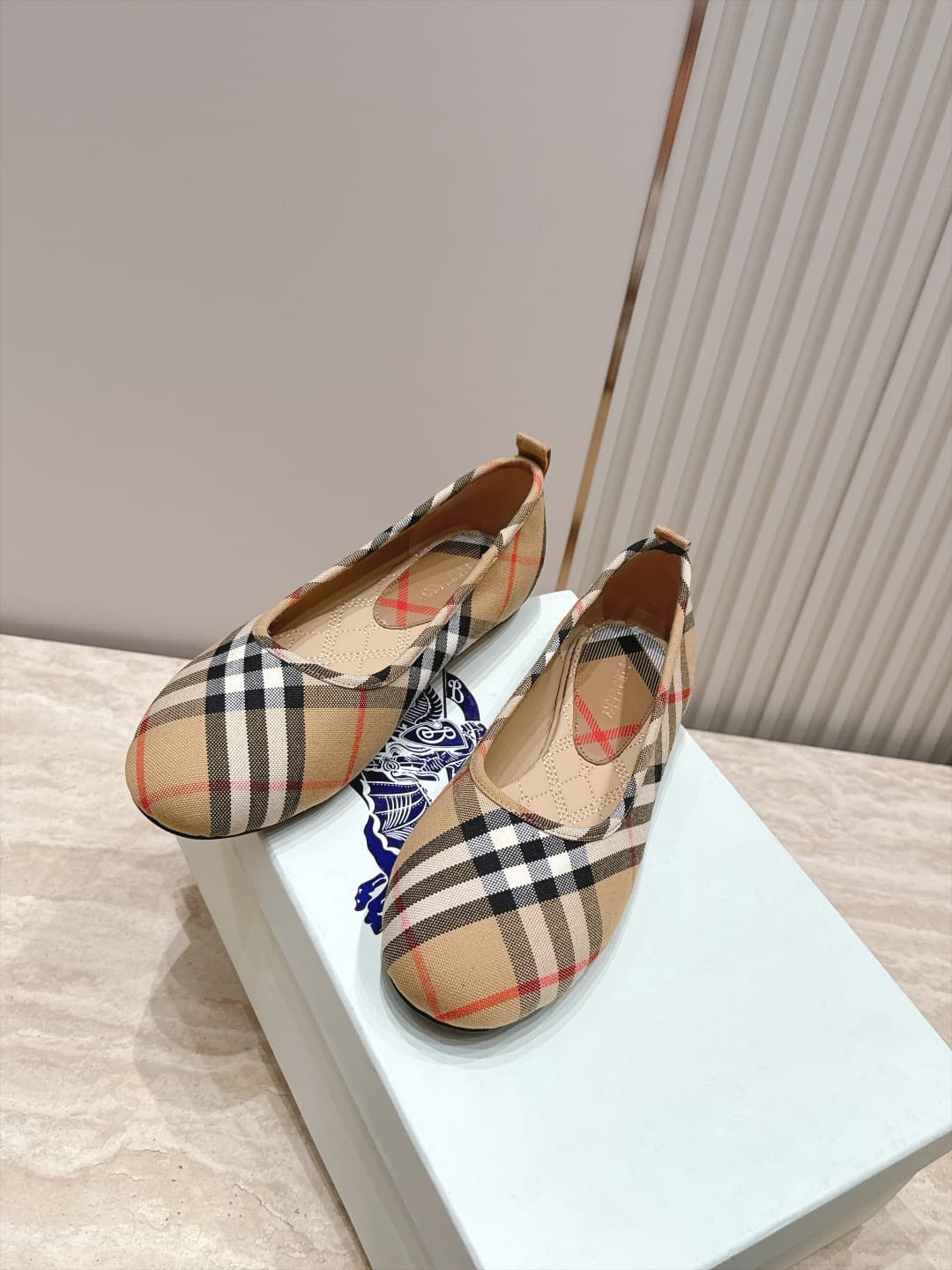 D3116 Burberry’s new F French fairy-tale Mary Jane flat shoes are ballet shoes designed for fashion shows. They look absolutely stunning; they reinterpret the classic, iconic style in a fresh way. The unique design and classic brand stripes give them an e — image 2